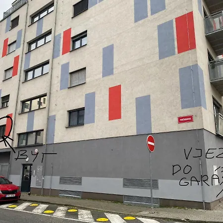 Apartman S Garazi A Balkonem Plzen Exterior photo