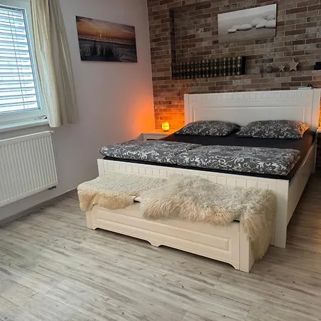 Apartman S Garazi A Balkonem Plzen Exterior photo