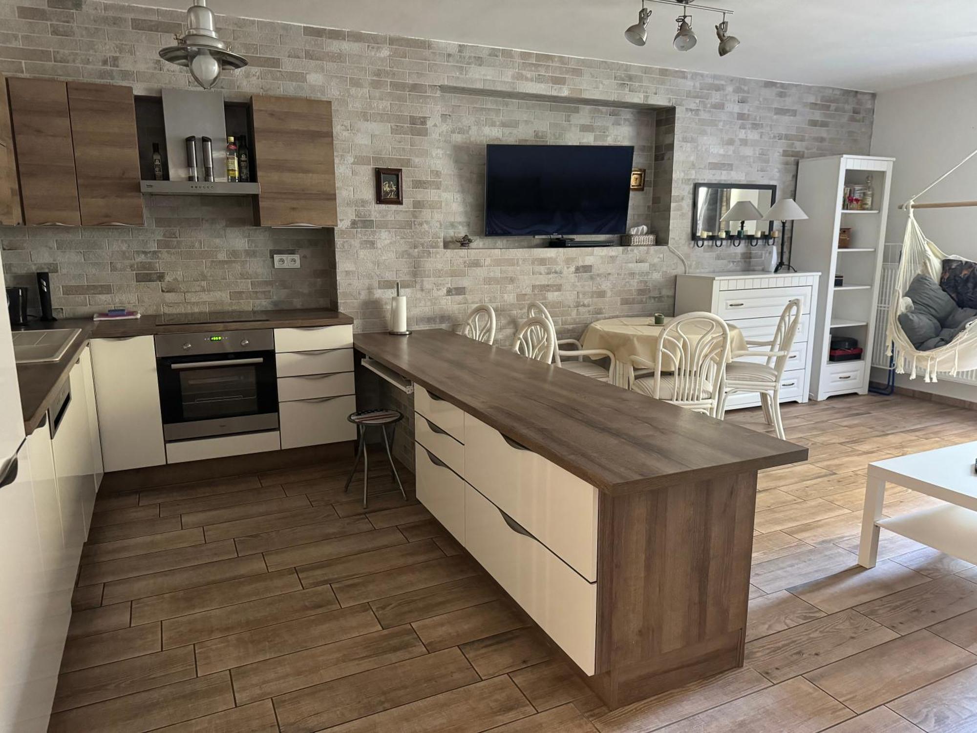 Appartement S Garazi A Balkonem *